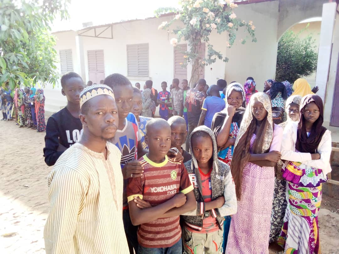 Élevés de 4ème année ainsi que leur professeur principal